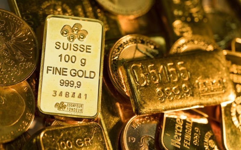 Harga Emas Tertekan saat Dolar AS Menyentuh Puncak Dua Minggu menjelang Pengumuman FOMC