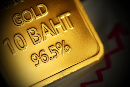 Emas Memantul dari Terendah Mingguan, tetapi Taruhan Kenaikan The Fed dan USD Batasi Pemulihan